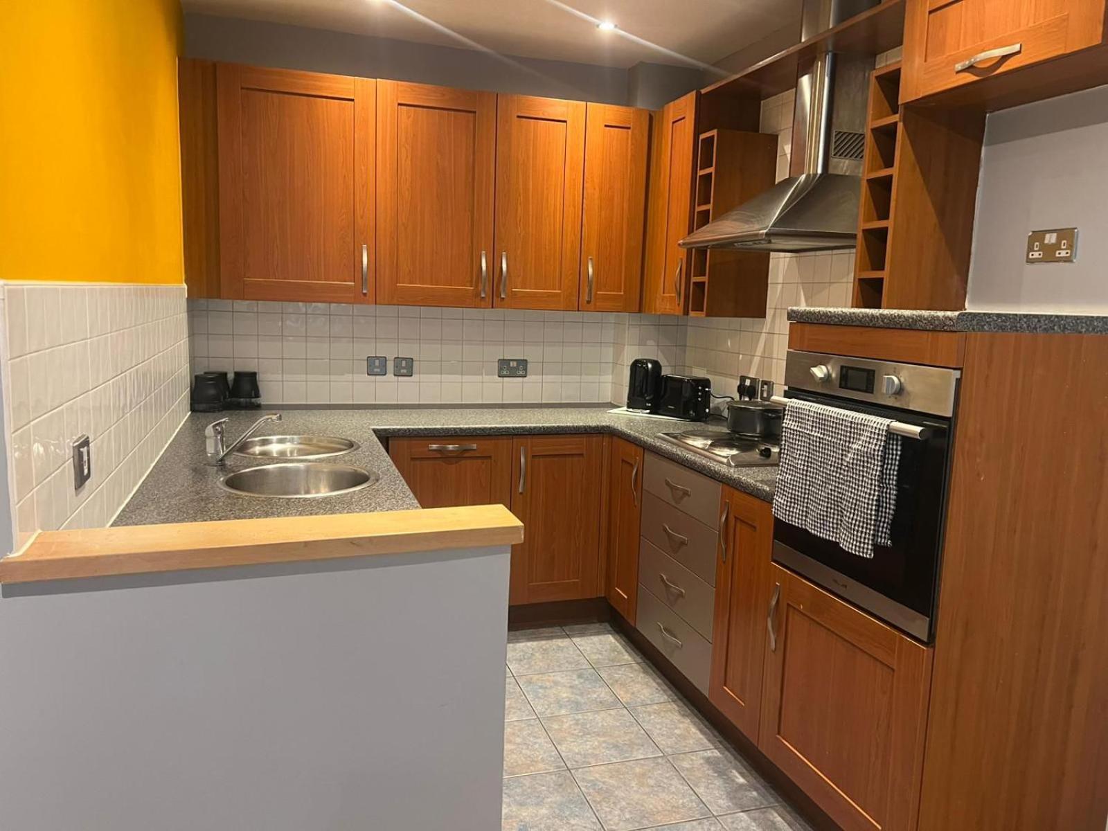 Apartment Mcr, Large 2 Bedroom Apartment, Parking! *