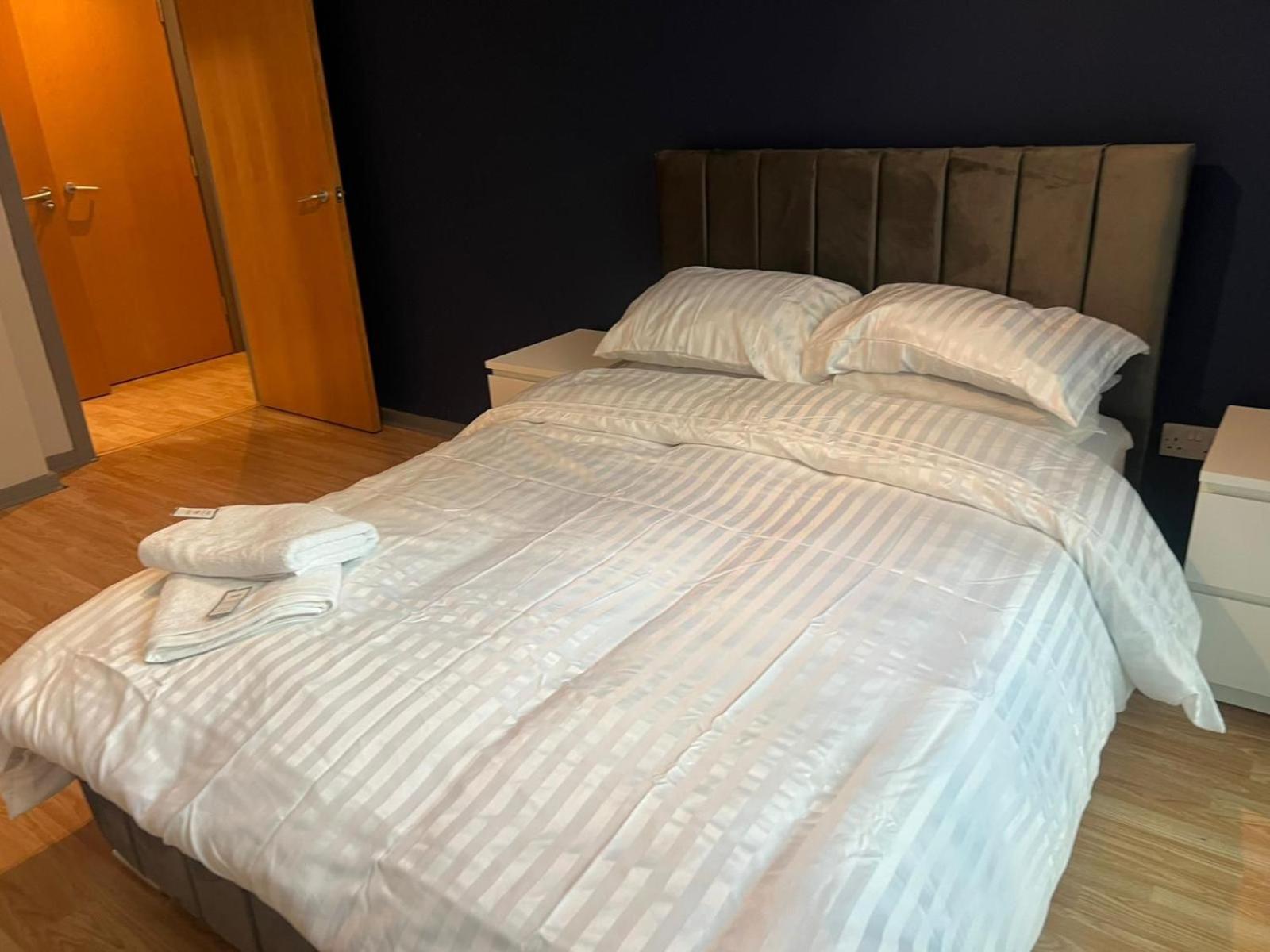 Mcr, Large 2 Bedroom Apartment, Parking! Manchester