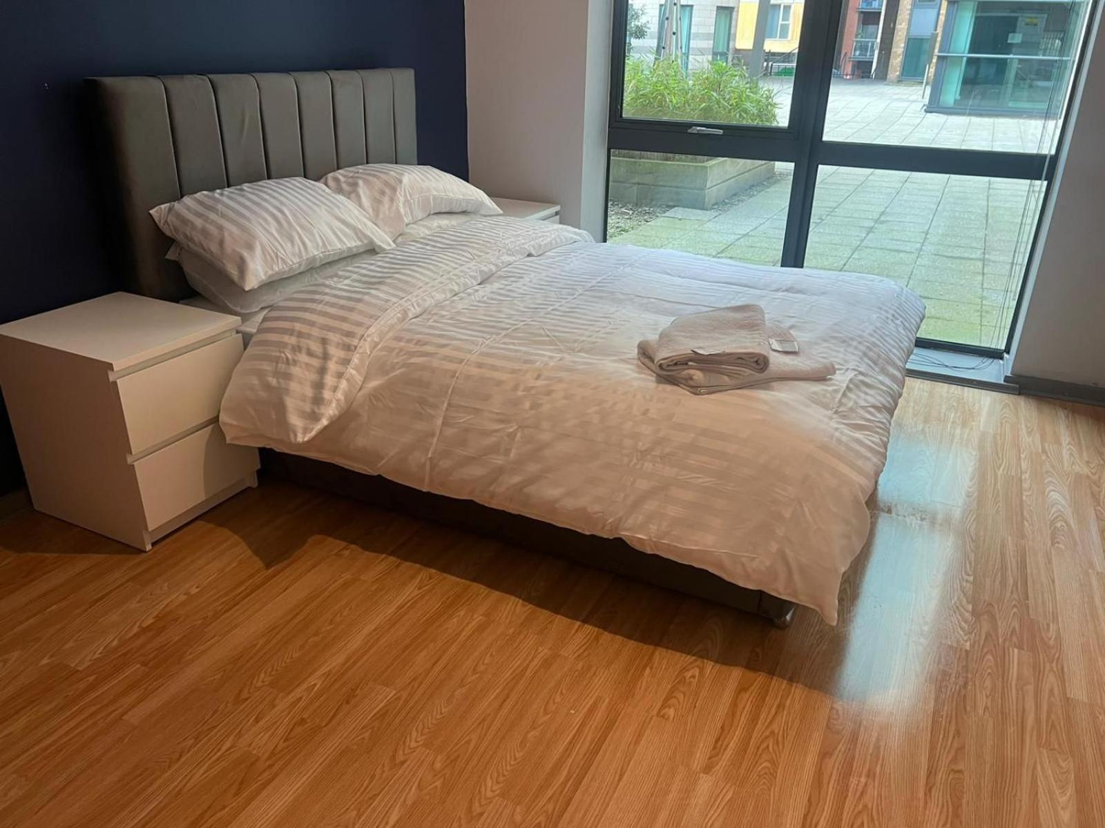 Mcr, Large 2 Bedroom Apartment, Parking! Apartment *