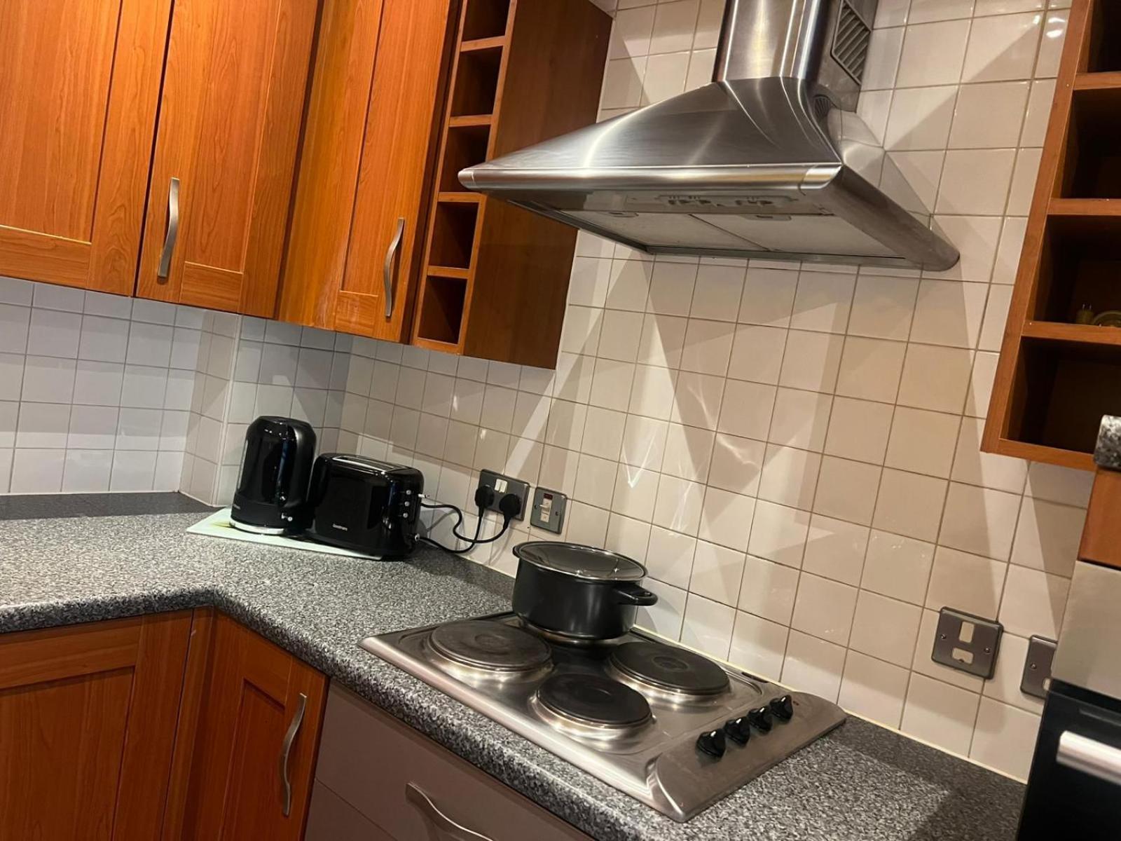 Mcr, Large 2 Bedroom Apartment, Parking! Apartment *