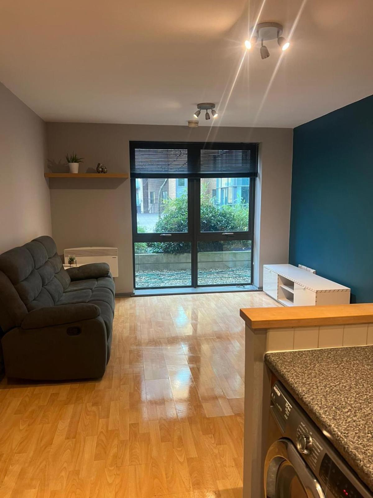 Mcr, Large 2 Bedroom Apartment, Parking!